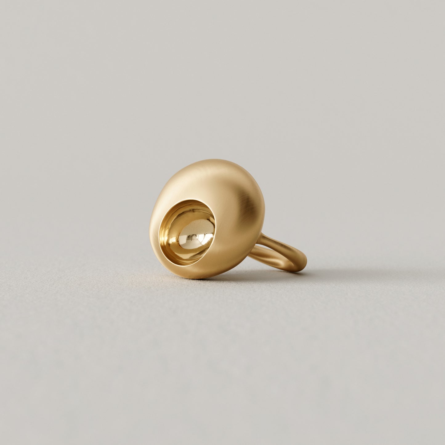 Cave Oval | Ring Medium | 18k Yellow Gold