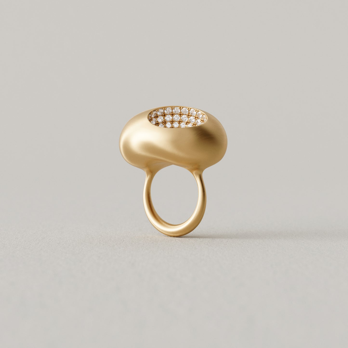 Cave Oval | Ring Medium | 18k Yellow Gold with Diamonds