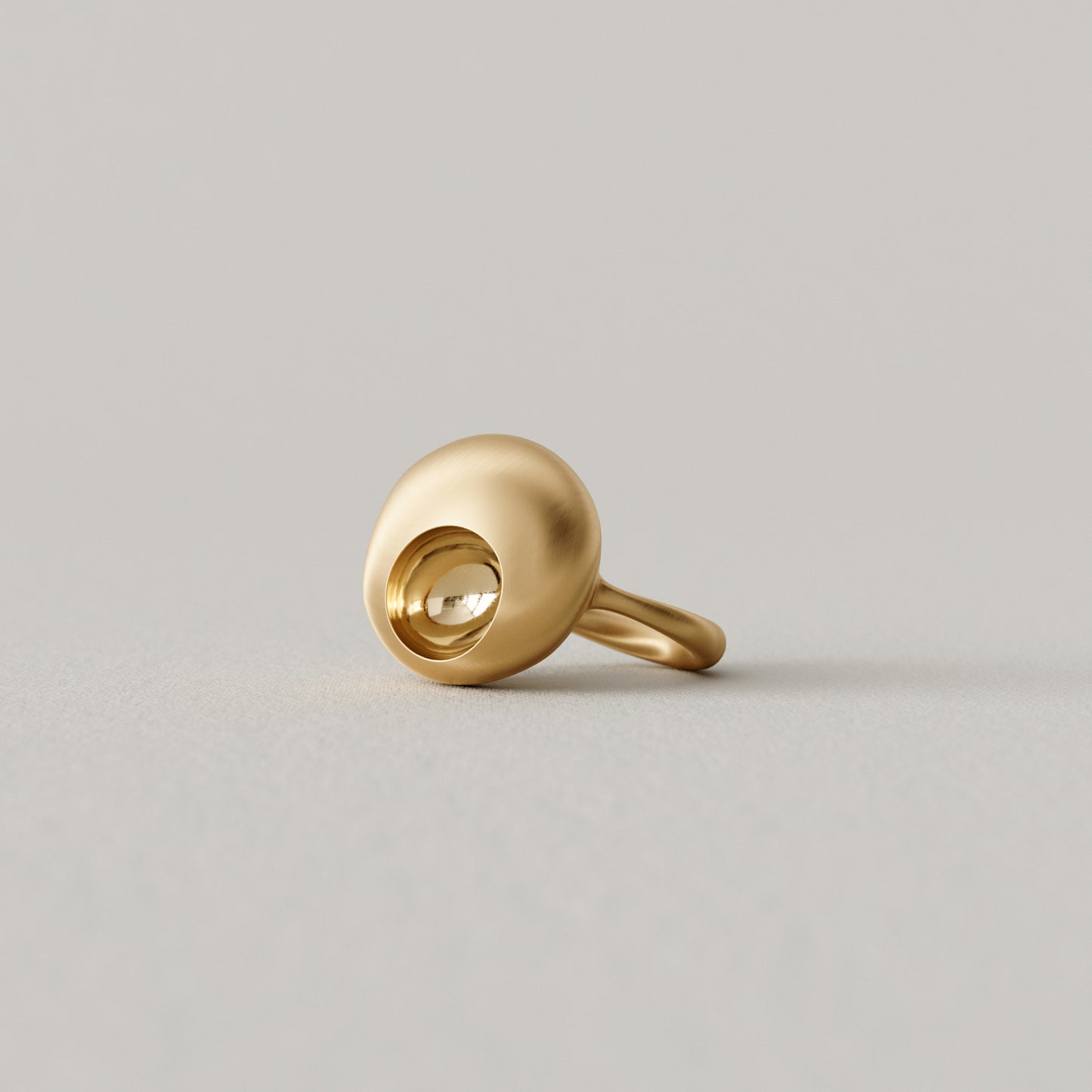 Cave Oval | Ring Small | 18k Yellow Gold