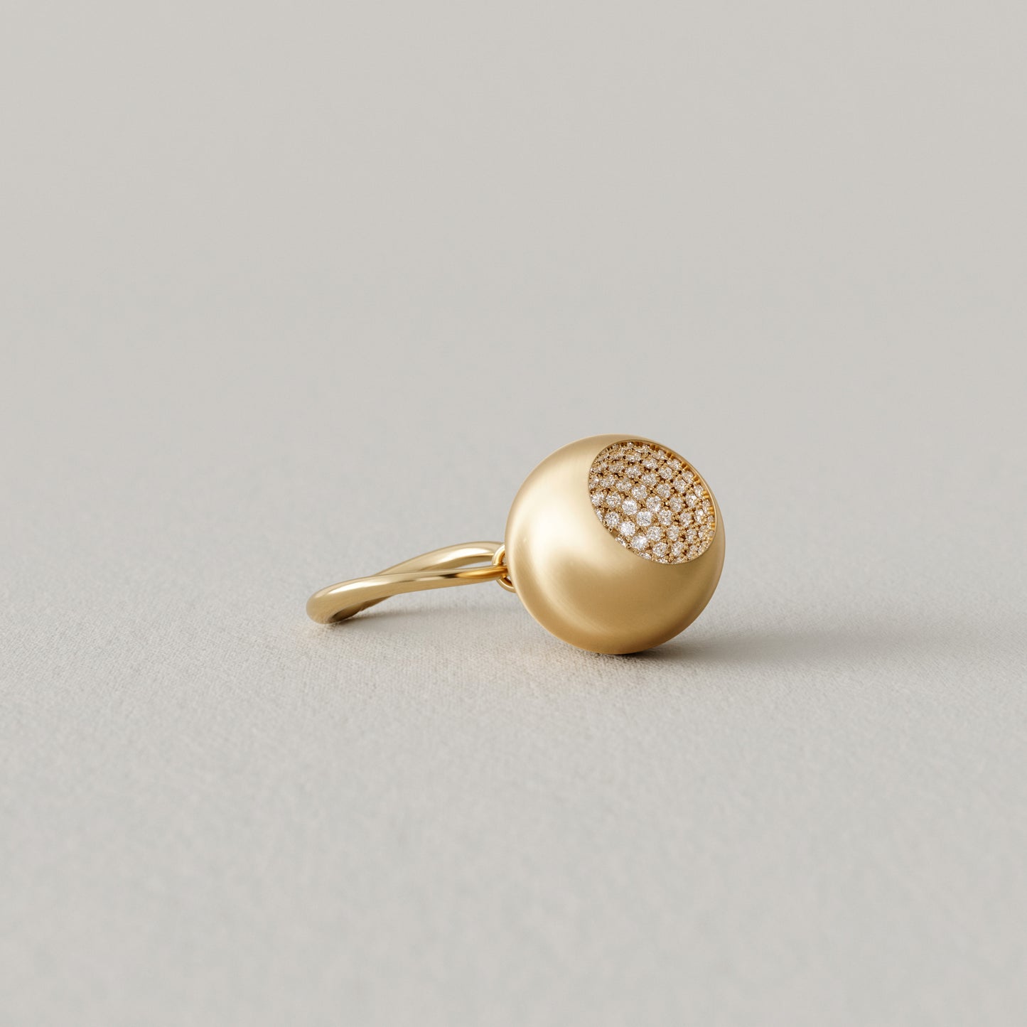 Cave Round | Charm Ring Large | 18k Yellow Gold with Diamonds