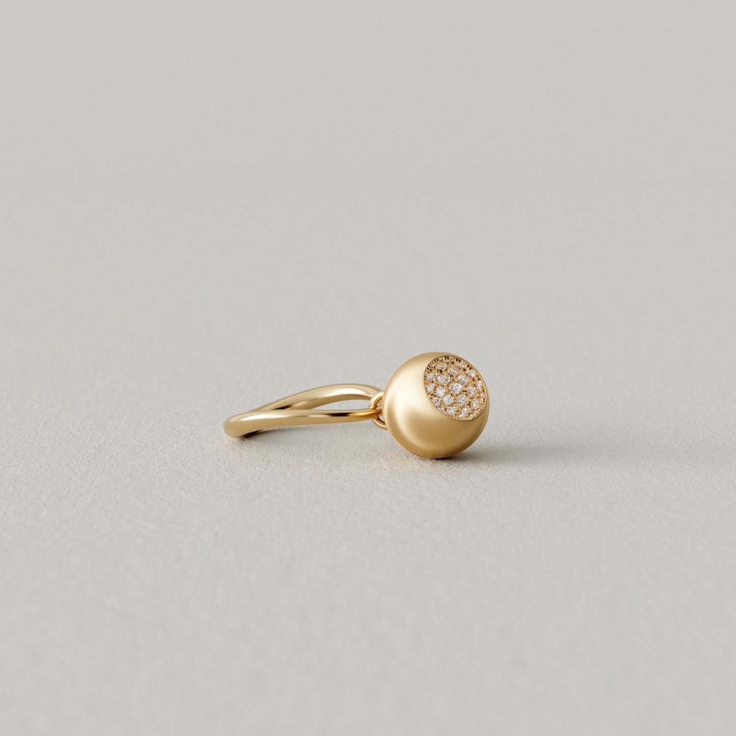 Cave Round | Charm Ring Small | 18k Yellow Gold with Diamonds