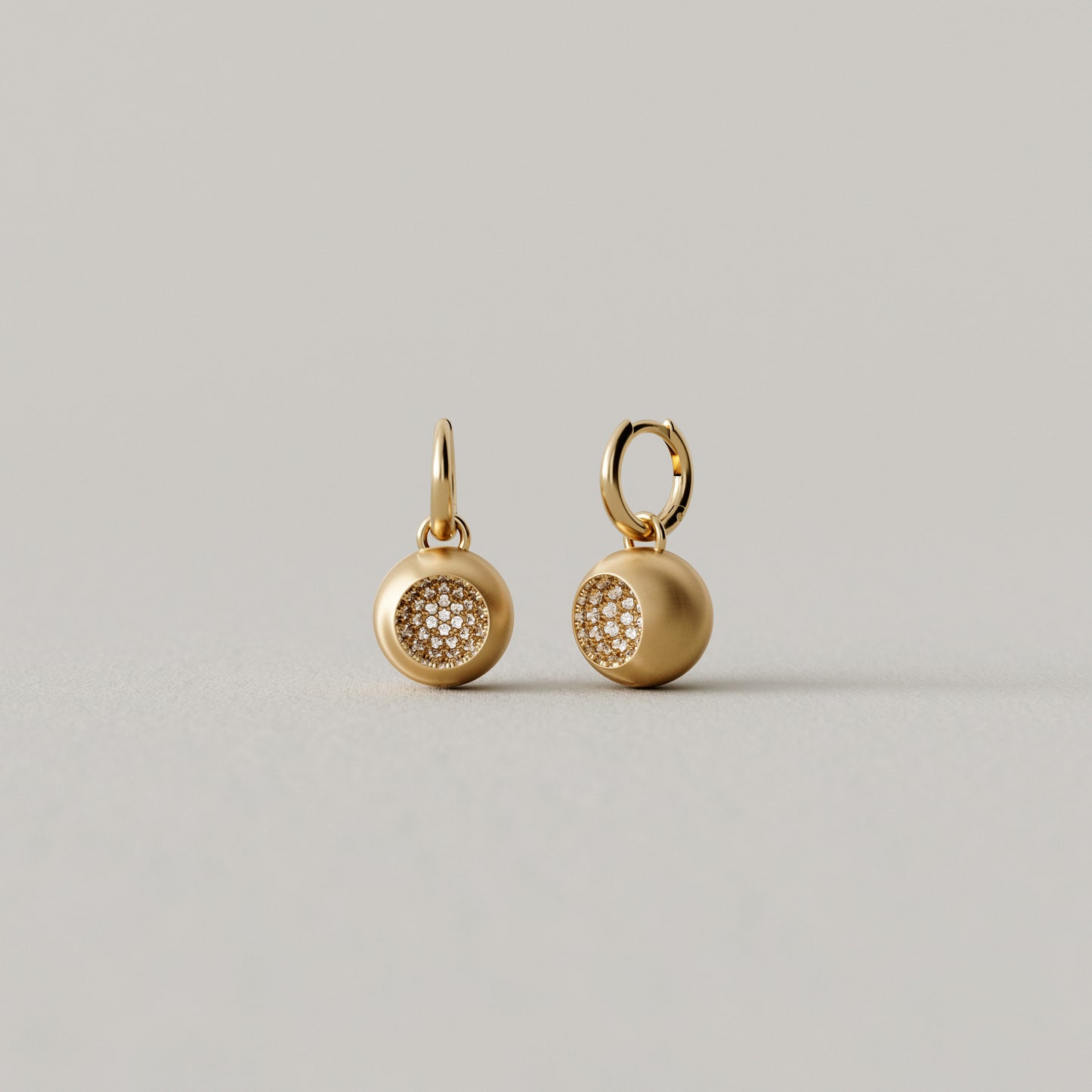 Cave Round | Earring with Earhoop | 18k Yellow Gold with Diamonds