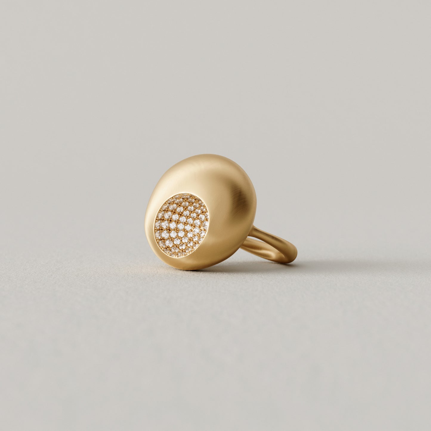 Cave Oval | Ring Medium | 18k Yellow Gold with Diamonds
