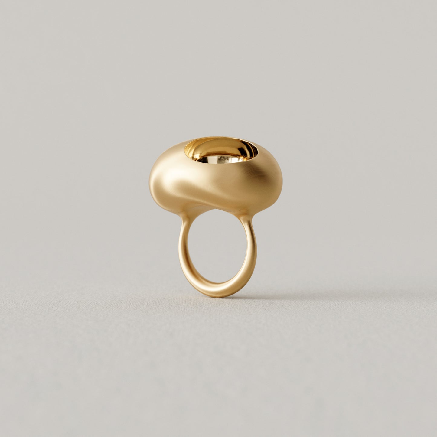 Cave Oval | Ring Medium | 18k Yellow Gold
