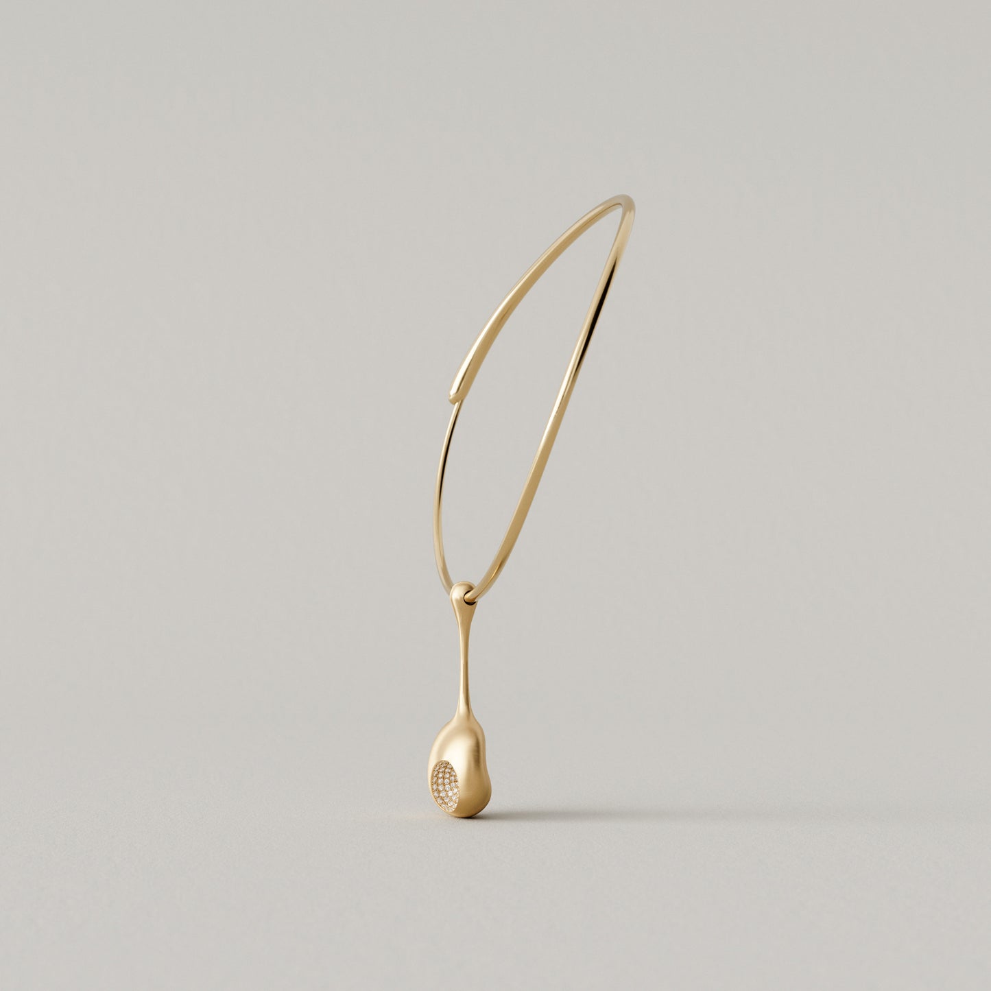 Cave Oval | Torque with Pendant Large | 18k Yellow Gold with Diamonds