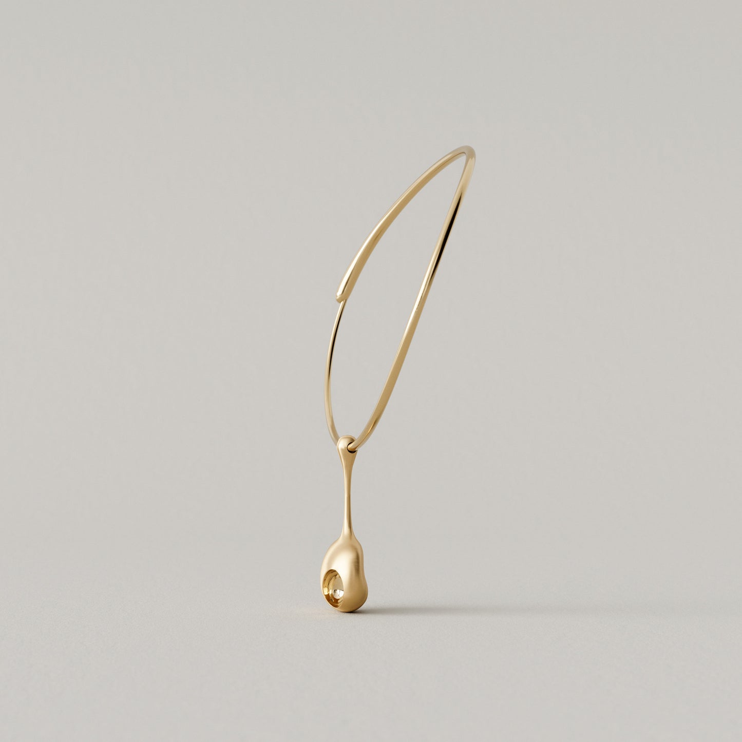 Cave Oval  | Torque with Pendant Large | 18k Yellow Gold