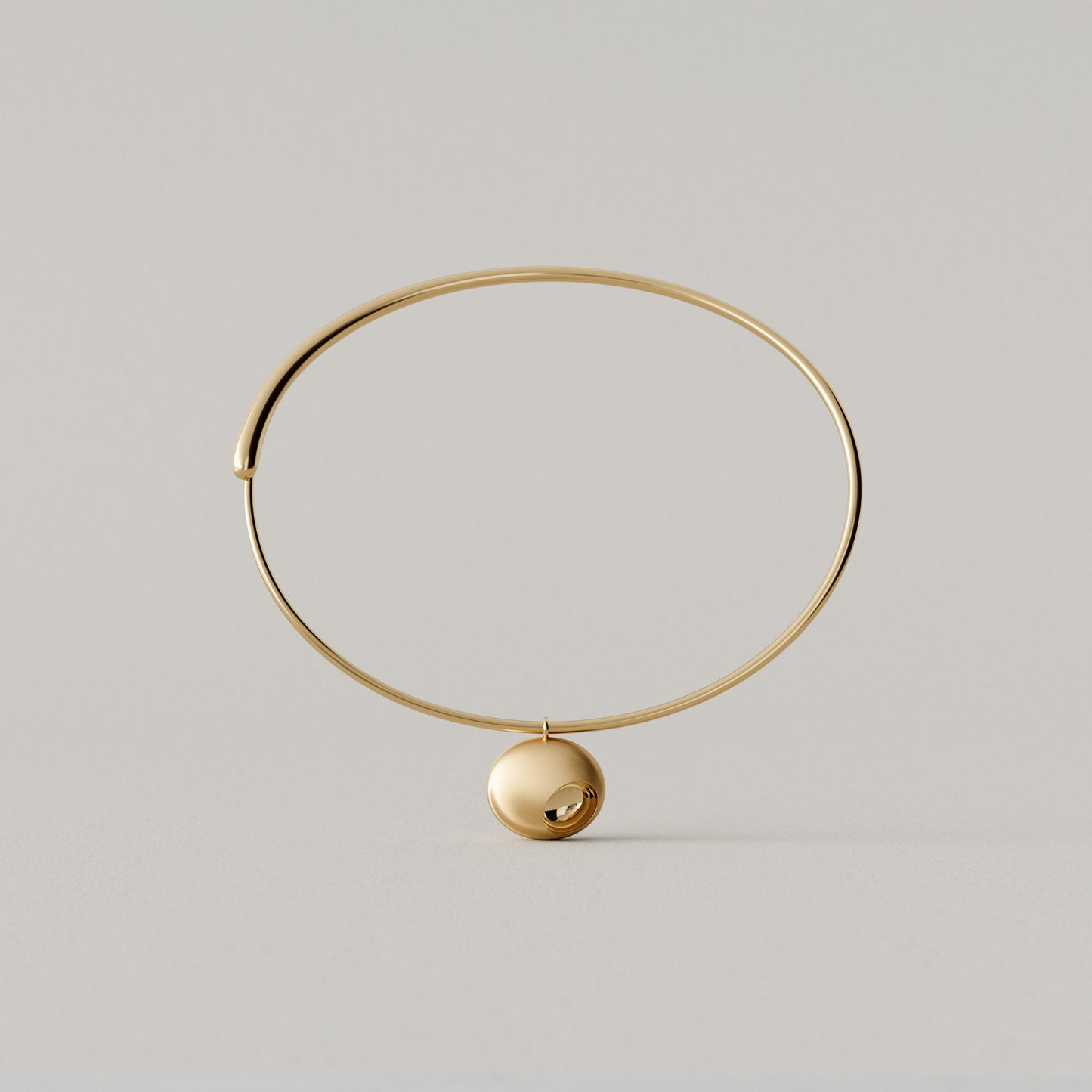 Cave Oval | Torque with Pendant Medium | 18k Yellow Gold
