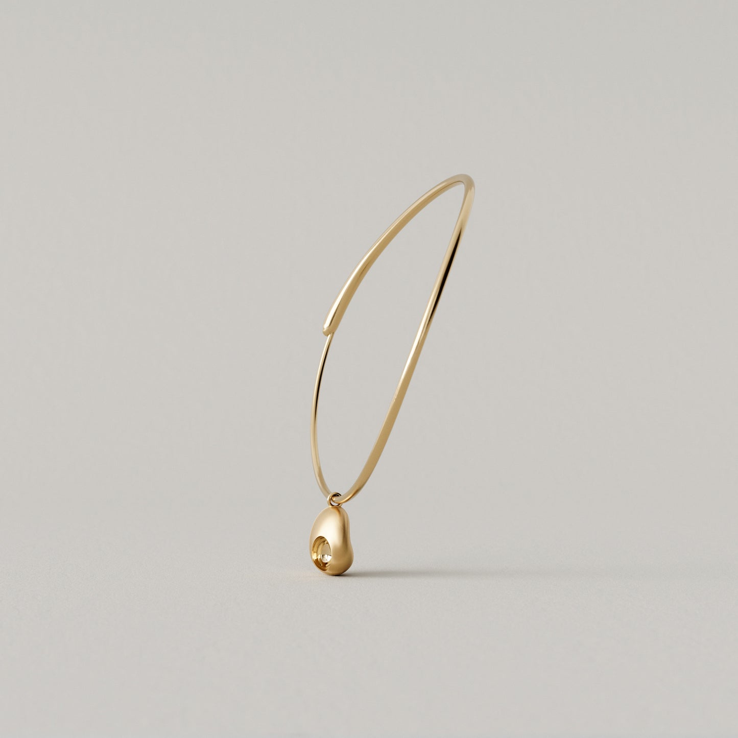 Cave Oval | Torque with Pendant Medium | 18k Yellow Gold